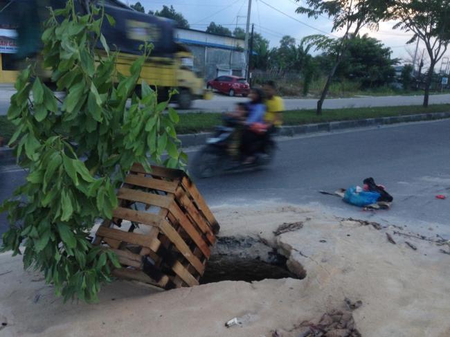 Lobang yang berpotensi mendatangkan kecelakaan, ini yang bisa dilakukan warga sekitar